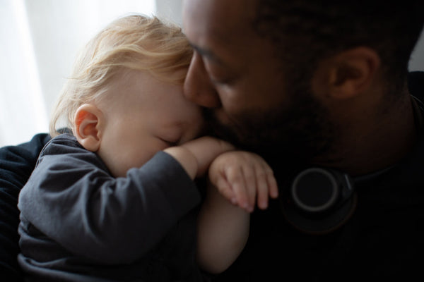 Father and child cuddling. Image for "what parents need to know about RSV in babies"